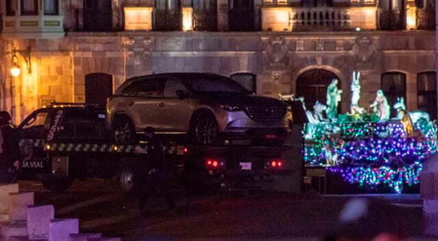 La camioneta fue hallada bajo el árbol de Navidad que está frente al palacio de Zacatecas.