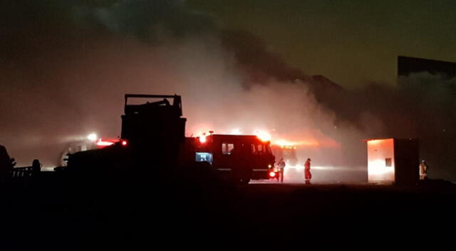 Fuego sigue sin ser controlado por los bomberos a esta hora de la noche.