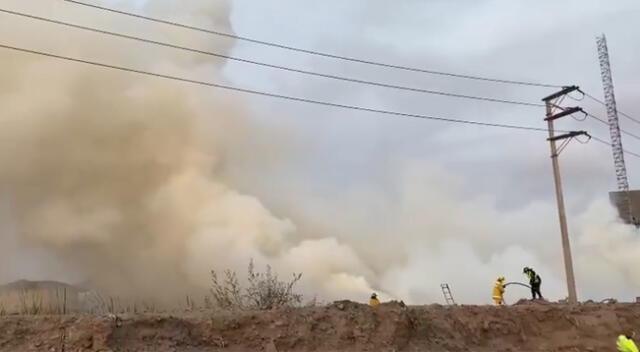 Bomberos están desde las 4 de la tarde atendiendo la emergencia.