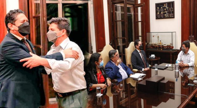 Twitter de la presidencia difundió la foto del presidente Pedro Castillo con congresistas de Perú Libre