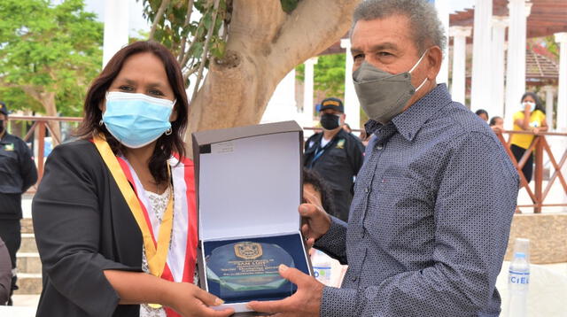 Héctor Chumpitaz junto a la alcaldesa de San Luis, Delia Solórzano.