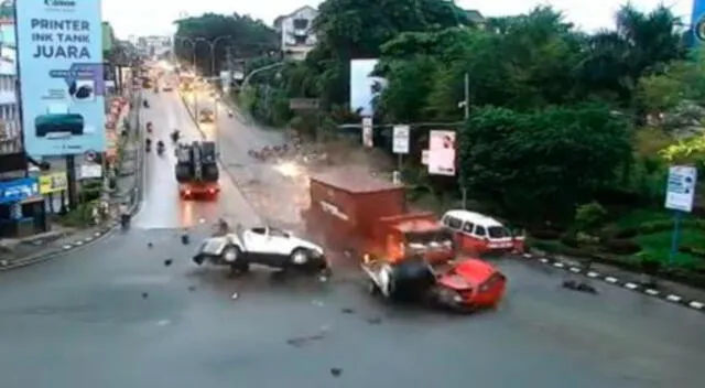 Al menos seis personas perdieron la vida en el accidente.
