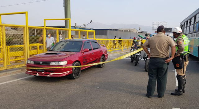 Auto quedó varado tras el crimen y transeúntes dieron el aviso a la PNP.