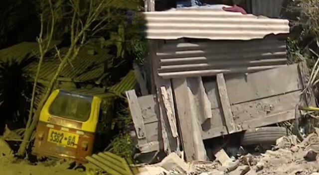 Mototaxi casi causa una tragedia al caer sobre vivienda en Villa María del Triunfo.