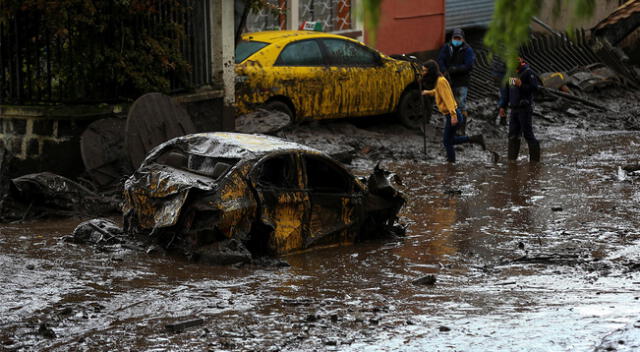 Vista de vehículos destruidos hoy sobre el lodo ocasionado por las lluvias del día anterior, que afectó algunos barrios del oeste de la capital ecuatoriana.