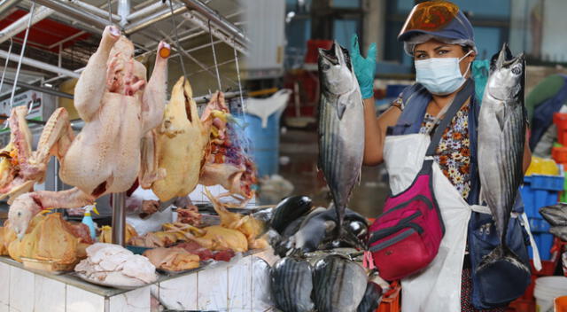 Productos como el pollo y pescado bajaron su precio en los centros de abastos de la capital.