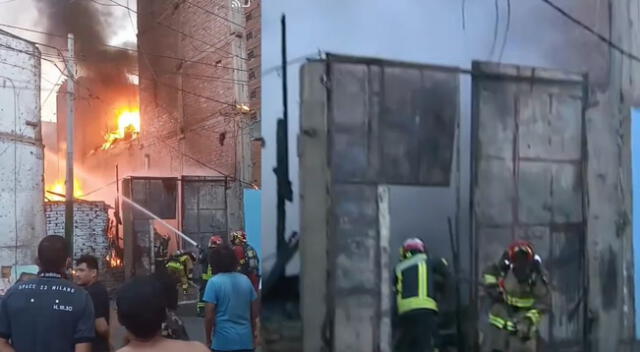 Bomberos indicaron que el fuego se extendió a viviendas continuas. y siguen trabajando para sofocar las llamas