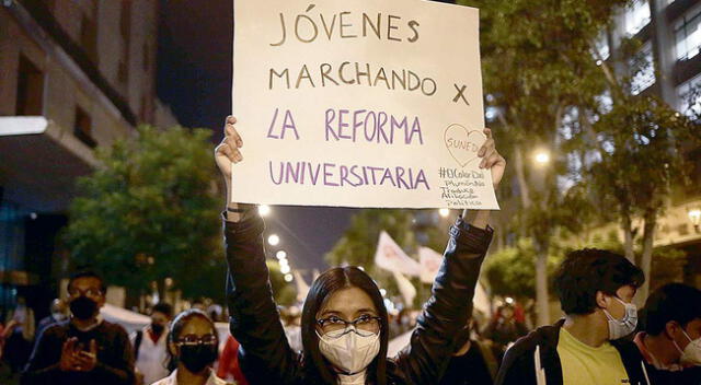 Estudiantes de diversas universidades manifiestan su rechazo conta la ley del Congreso