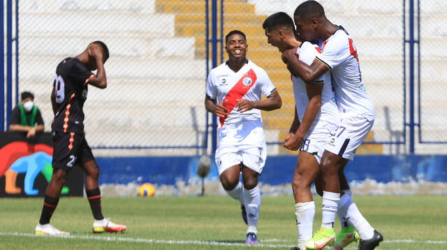 Leonel Solis celebra el doblete que marcó en la victoria de Municipal  3-2 ante Ayacucho.