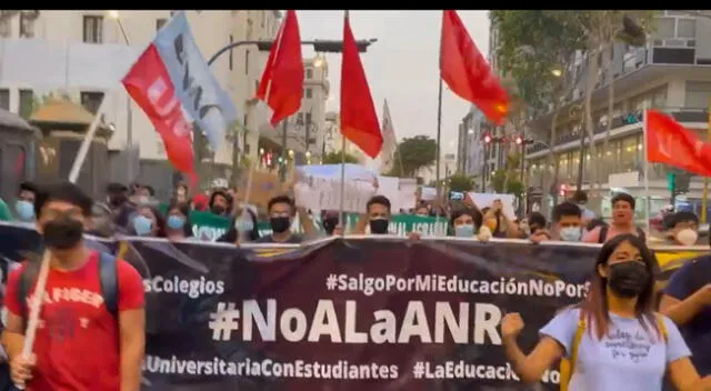 “Por culpa del Congreso estamos en las calles”, jóvenes marchan en rechazo a la contrarreforma en la educación universitaria