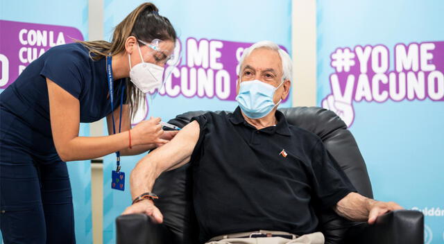El presidente de Chile Sebastián Piñera recibe la cuarta dosis de la vacuna contra el COVID-19.
