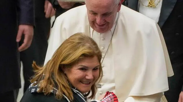 El  papa Francisco muy emocionado recibe la camiseta de Cristiano Ronaldo.