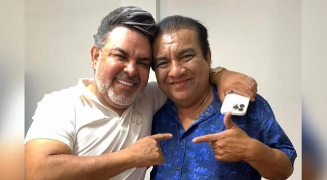 Manolo Rojas junto a Andrés Hurtado, quien lo apoya con la difusión de su canción en su programa sabatino.