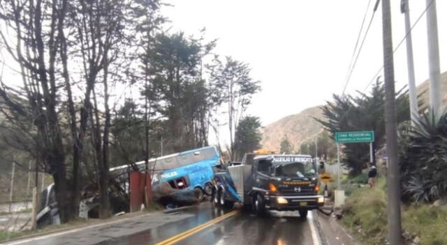 ¡Se salvaron de morir! Pasajeros sobreviven a triple choque de buses y camión cisterna en Junín