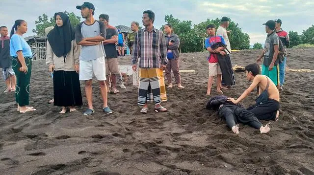 Terrible. Un grupo de personas fueron a meditar a la playa a medianoche y los arrastró el mar.