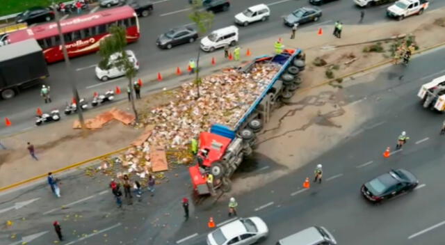 Otro camión le habría cerrado el paso, provocando que la unidad afectada se desplace más de 30 metros.