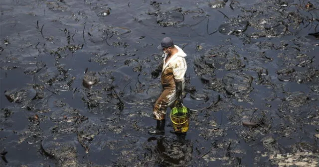 Derrame de petróleo: Repsol asegura que completará esta semana la limpieza del mar