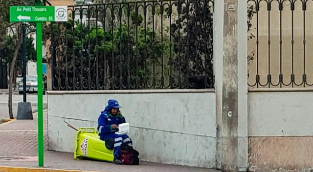 Los usuarios de Twitter no dejaron de comentar la foto de la trabajadora de limpieza pública, generando un gran debate.