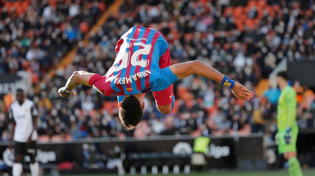 Una pirueta de  Pierre Emerick  Aubameyan para celebrar su gol ante Valencia.