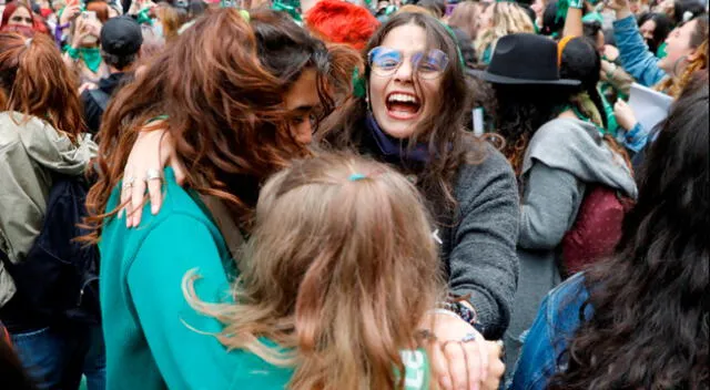 Mujeres de Bogotá celebran la decisión de la Corte Constitucional de aprobar la despenalización parcial del aborto.