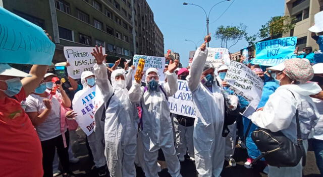 Cientos de trabajadores de Salud denuncian haber sido despedidos de manera arbitraria e indican que no tienen apoyo del Gobierno.