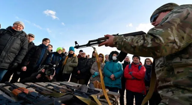 Cientos de voluntarios recibieron una breve preparación y enviados a la defensa de Ucrania.