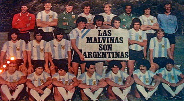 Mientras la selección argentina se preparaba para jugar el Mundial de España 82, las tropas argentinas desembarcaban en las Islas Malvinas, iniciándose el conflicto bélico con el Reino Unido.