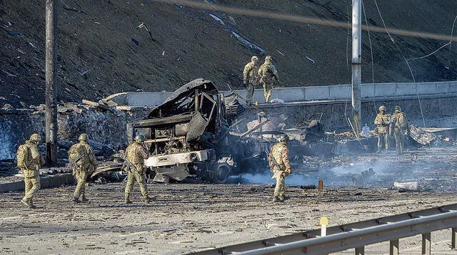 Calle por calle. Soldados ucranianos buscan sobrevivientes entre los escombros de un camión militar impactado por un obús durante los violentos combates callejeros en la capital. Foto: EFE