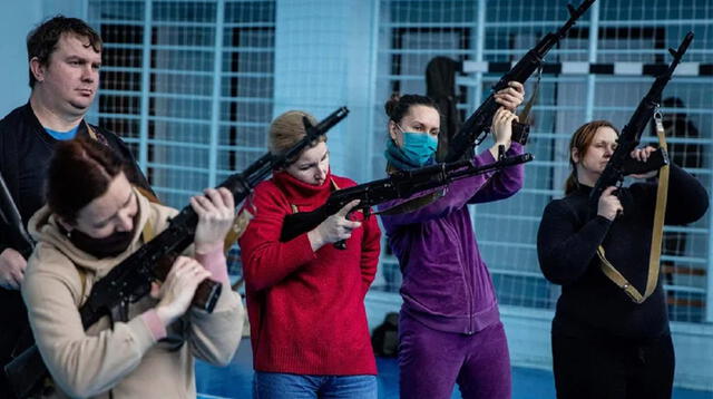 Un grupo de mujeres reciben entrenamiento militar en uno de los barrios de Kiev donde van a integrar la defensa popular. Foto Raión de Pechersk