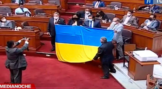 El hecho generó que otros parlamentarios, quienes a gritos rechazaban la presencia de la bandera de Ucrania.