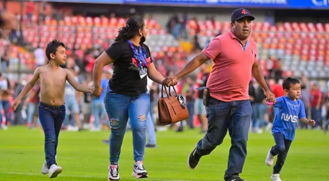 La imagen que marcó la tragedia del fútbol mexicano: una familia completa saliendo al apuro para salvarse.