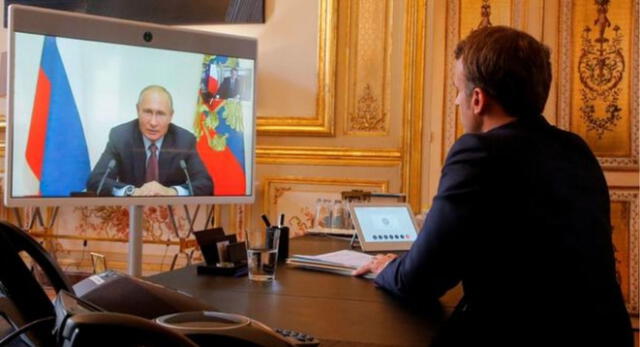 El presidente francés, Emmanuel Macron, hablando con su homólogo ruso, Vladimir Putin.