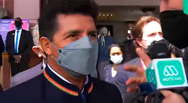 Pedro Castillo fue abordado a la salida de la ceremonia por un periodista del medio chileno Meganoticias a Pedro Castillo.