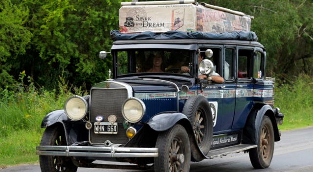 El auto representaba una “residencia principal” para la familia, ya que los niños dormían dentro de una carpa en el techo mientras los padres dormían adentro.