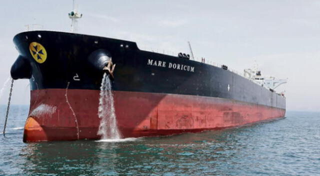 Incautan buque italiano por caso de derrame de petróleo en el mar de Ventanilla