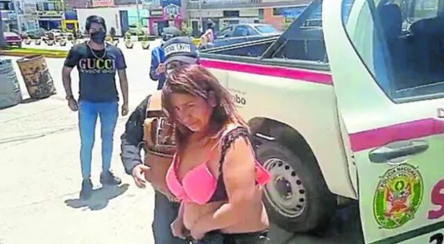 Turba castiga a mujer por robar en feria y serenos la salvan para evitar que la linchen, en Huancayo