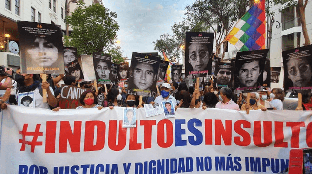 Ciudadanos se movilizan por las calles del centro de Lima.