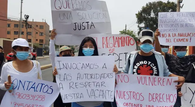 Jóvenes realizan protestas en la puerta de la UNMSM.