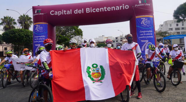 Más de mil ciclistas pedalearon por la selección peruana de fútbol.