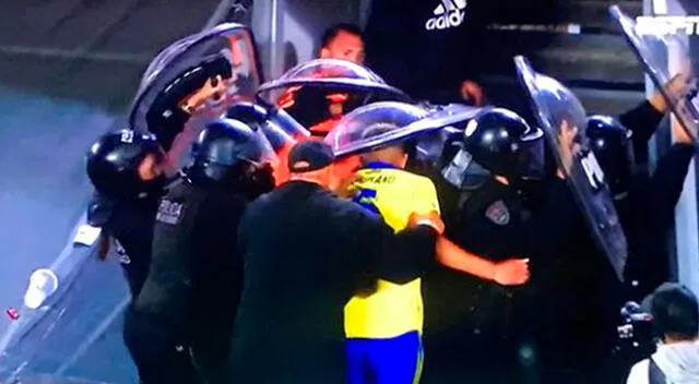 Los hinchas millonarios se quedaron picones desataron su furia contra el Boca, lanzando botellas y otros objetos.