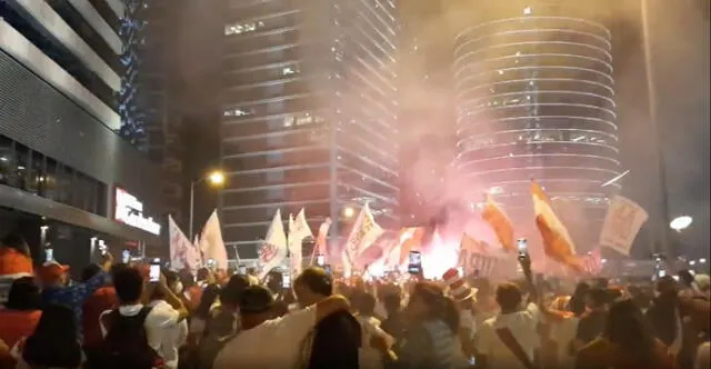 Hinchada peruana en  los exteriores del hotel de concretación de la bicolor manifestando su apoyo a la Bicolor.