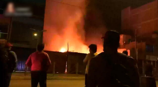 Por lo menos seis puestos del mercado 'La Cachinita' fueron consumidos por las llamas.