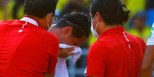 Gianluca Lapadula en el encuentro ante Colombia en Barranquilla tuvo un fuerte choque y su  lesión de nuevo apareció.