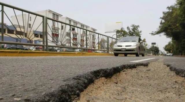 Conductores de la capital pasan penurias por mal estado de las pistas en principales avenidas.