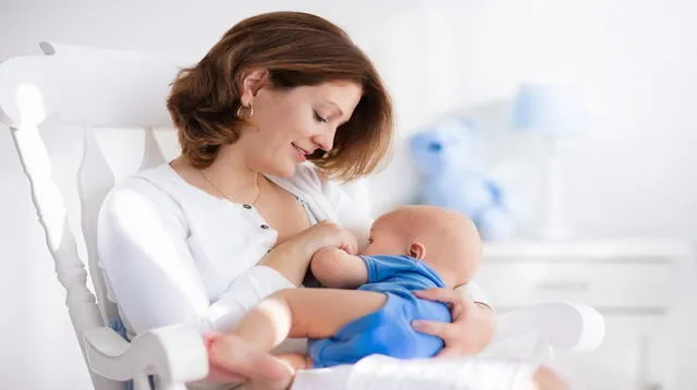 Mamá dando de lactar a su bebé de meses de nacido