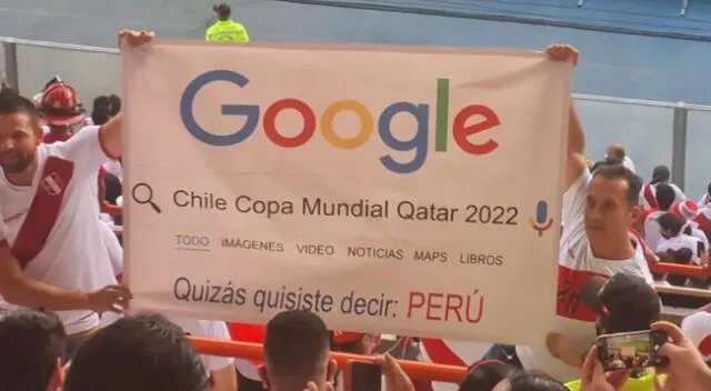 Hinchas peruanos celebran triunfo ante Paraguay con curioso cartel sobre Chile en el Mundial Qatar 2022