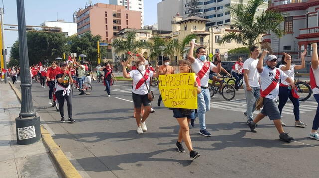 Manifestantes salen a las calles de San Isidro contra el gobierno de Pedro Castillo.