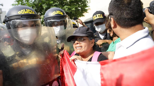 Manifestantes se enfrentan a la PNP en la avenida Abancay