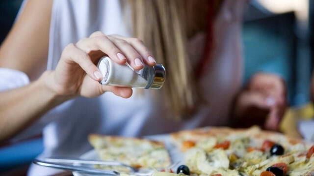 Excesivo consumo de sal en las comidas puede ser dañino.