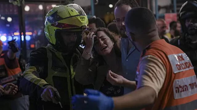 Una mujer reacciona tras el ataque terrorista en el centro de la ciudad, en Tel Aviv. Foto: AP/Difusión